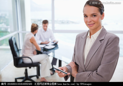 商務(wù)咨詢與手機(jī)和坐在她的身后的客戶,攝影,匯圖網(wǎng)www.huitu.com